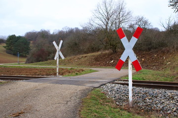 Andreaskreuz an einem unbeschrankten Bahnübergang der Strohgäubahn im Heckengäu bei Weissach