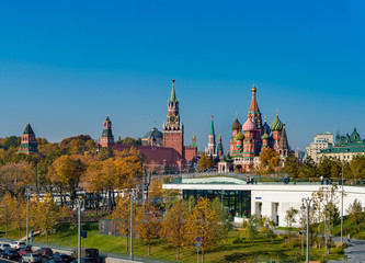 Obraz premium Spasskaya Tower of Kremlin and Cathedral of Vasily the Blessed (Saint Basil's Cathedral) and park 