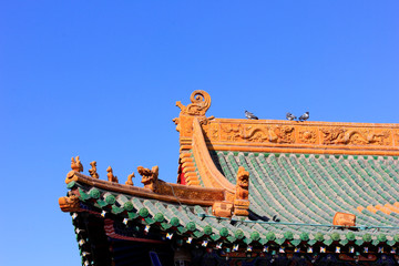 Fototapeta na wymiar pigeons on the roof of temple