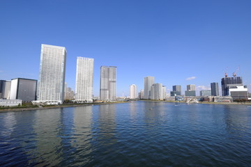 Fototapeta na wymiar 豊洲運河と高層ビル風景