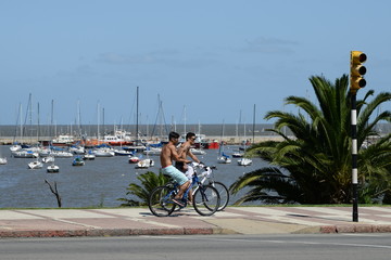 Ciclistas en la playa de Montevideo