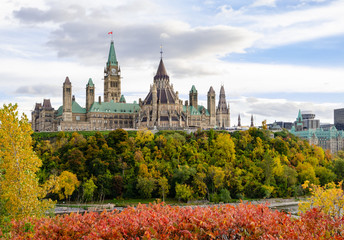 Naklejka premium Canadian Parliament Hill in autumn color, Ottawa, Canada