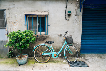 Fototapeta na wymiar Vintage bicycle against old house wall in Taipei, Taiwan
