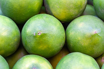 Green oranges in the market