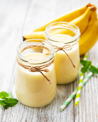 Banana yogurt and fresh bananas