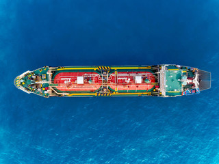Statek tankowiec do parkowania ropy lub gazu LPG na morzu czeka na rozładunek do rafinerii. - 241274292