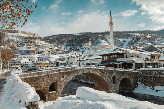 Wahrzeichen von Prizren im Winterzauber. Alte Steinbogenbr&uuml;cke