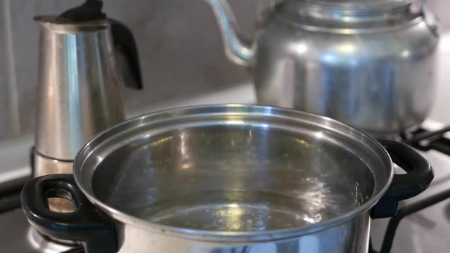 4K Boiling Water in Metal Pot