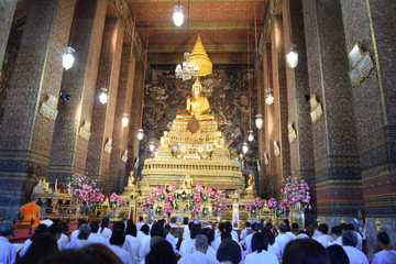 Fototapeta na wymiar Praying at Wat Pho, Thailand