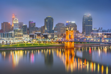 Fototapeta na wymiar Cincinnati, Ohio, USA skyline on the river