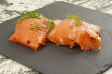 Saumon mariné à l'aneth sur une ardoise