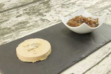 Foie gras et confit d'oignons sur une ardoise