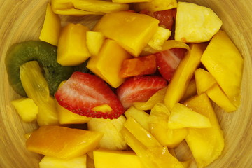 Salade de fruits, mangue, fraise , kiwi