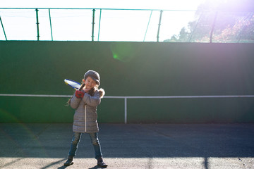 Fototapeta na wymiar テニスをする女の子