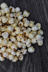Popcorn auf einem Holztisch