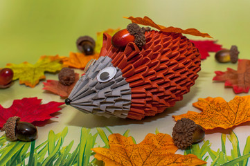 Brązowa dekoracja jeż w liściach origami 3D © olekgraf