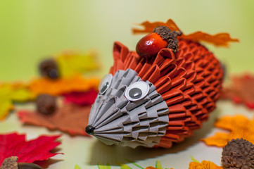 Brązowa dekoracja jeż w liściach origami 3D © olekgraf