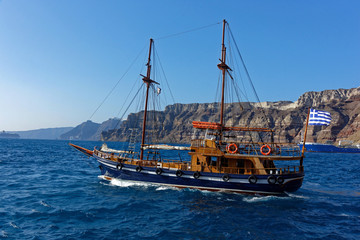 Bateau, Thira, Ile de Santorin, Cyclades, Grèce © Bernard 63