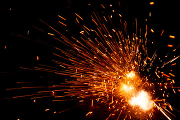 Funkensprühendes Feuerwerk läutet das neue Jahr effektvoll ein - obrazy, fototapety, plakaty