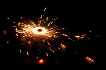 Funkensprühendes Feuerwerk läutet das neue Jahr effektvoll ein
