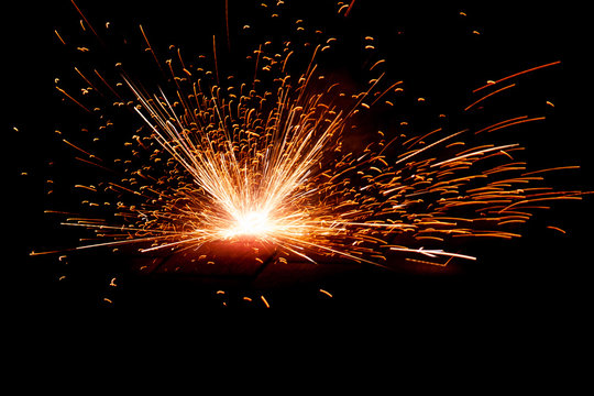 Funkenspr&uuml;hendes Feuerwerk l&auml;utet das neue Jahr effektvoll ein