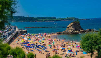 Santander / Hiszpania - 14 lipca 2018: Playa del Camello w Santander w słoneczny lipcowy dzień - obrazy, fototapety, plakaty