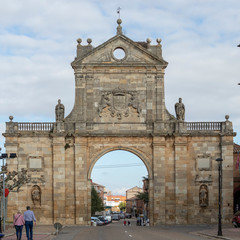 Fototapeta na wymiar Arco de San Benito en Sahagún de Campos