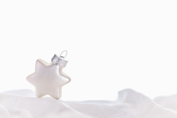 Dekorativer Weihnachtsschmuck, ein weißer Stern, weißer Hintergrund  