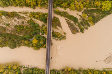 Brücke über die Drome bei Hochwasser