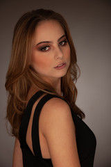 Fototapeta premium studiu Beauty portrait of a young brunette woman