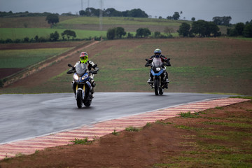 motos em pilotagem