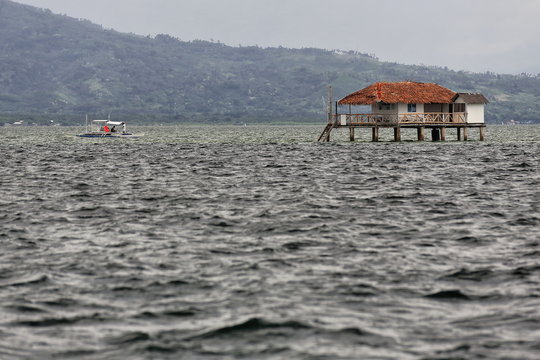 Balangay pump boat-native wooden stilthouse-Manjuyod White Sand Bar. Negros Oriental-Philippines. 0541