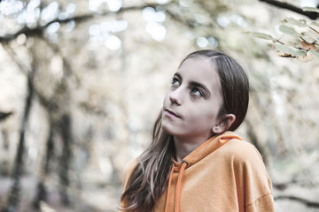 nachdenklicher teenager im Wald