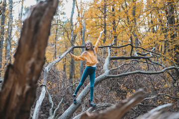 fröhlicher Teenager im Wald