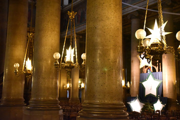Etoiles de Noël lumineuses à l'église