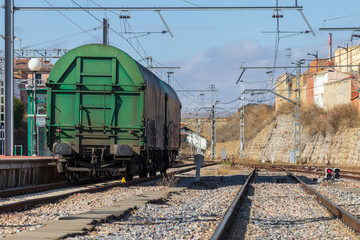 Fototapeta na wymiar Transporte de mercancías por ferrocarril en contenedores tipo silo 
