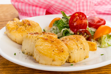 Scallops Sauteed in Lemon Butter with Green Salad