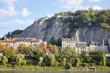 Grenoble, vue sur les quais de l'Isère, centre-ville capitale des Alpes