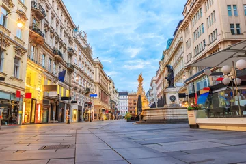 Zelfklevend Fotobehang Lege Graben, de winkelstraat van Wenen, Oostenrijk, ochtendmening © AlexAnton