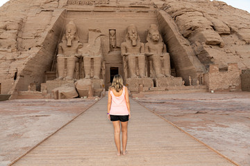 Mujer joven viendo el templo de Abu Simbel en Egipto.