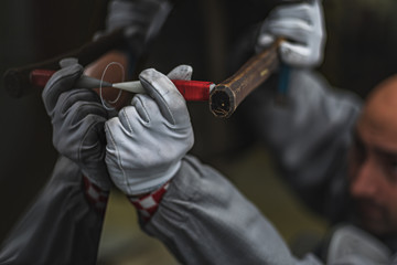 Employee car body painting shop eliminates a small metal defect