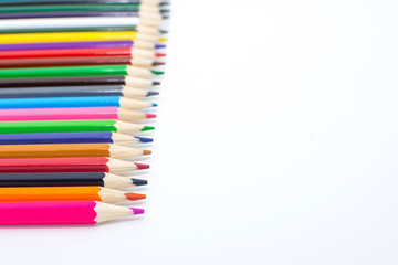 lápices de colores en fondo blanco. vuelta a la escuela. Colores. ilustradores