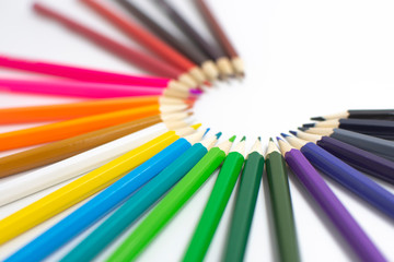 lápices de colores en fondo blanco. vuelta a la escuela. Colores. ilustradores