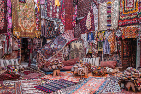 CAPPADOCIA, T&Uuml;RKEI - 29. OKTOBER 2018: In einem Teppichladen in Kappadokien werden farbenfrohe Teppiche und Teppiche orientiert
