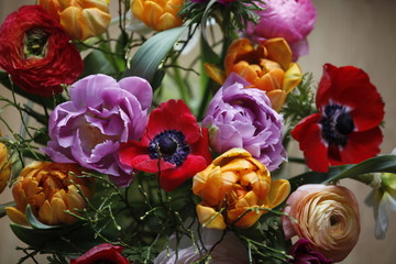 Bunter Blumenstrauß mit roten, pinken, gelben Ranunkel Blüten