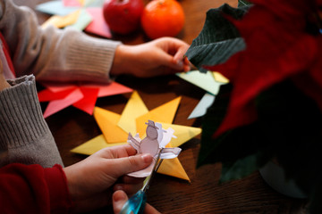 Kinder basteln in der Weihnachtszeit bunte Origami Sterne, Weihnachtsstern, Girlanden aus...