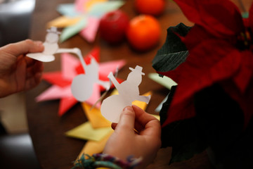 Kinder basteln, falten, schneiden Weihnachten Stern, Origami Weihnachtsstern und Papier Girlande...