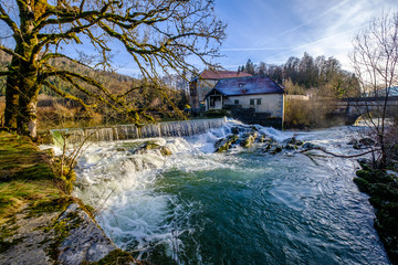 Fototapeta na wymiar Moulin des Forges de Syam en hiver. Rivière l'Ain. France, Jura. 