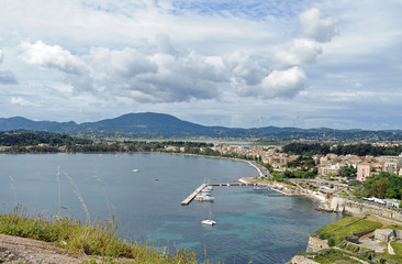 Obraz premium La presqu'île de Kanoni vue depuis la vieille forteresse de la ville de Corfou
