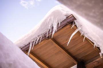 屋根の雪が解けて氷柱となる